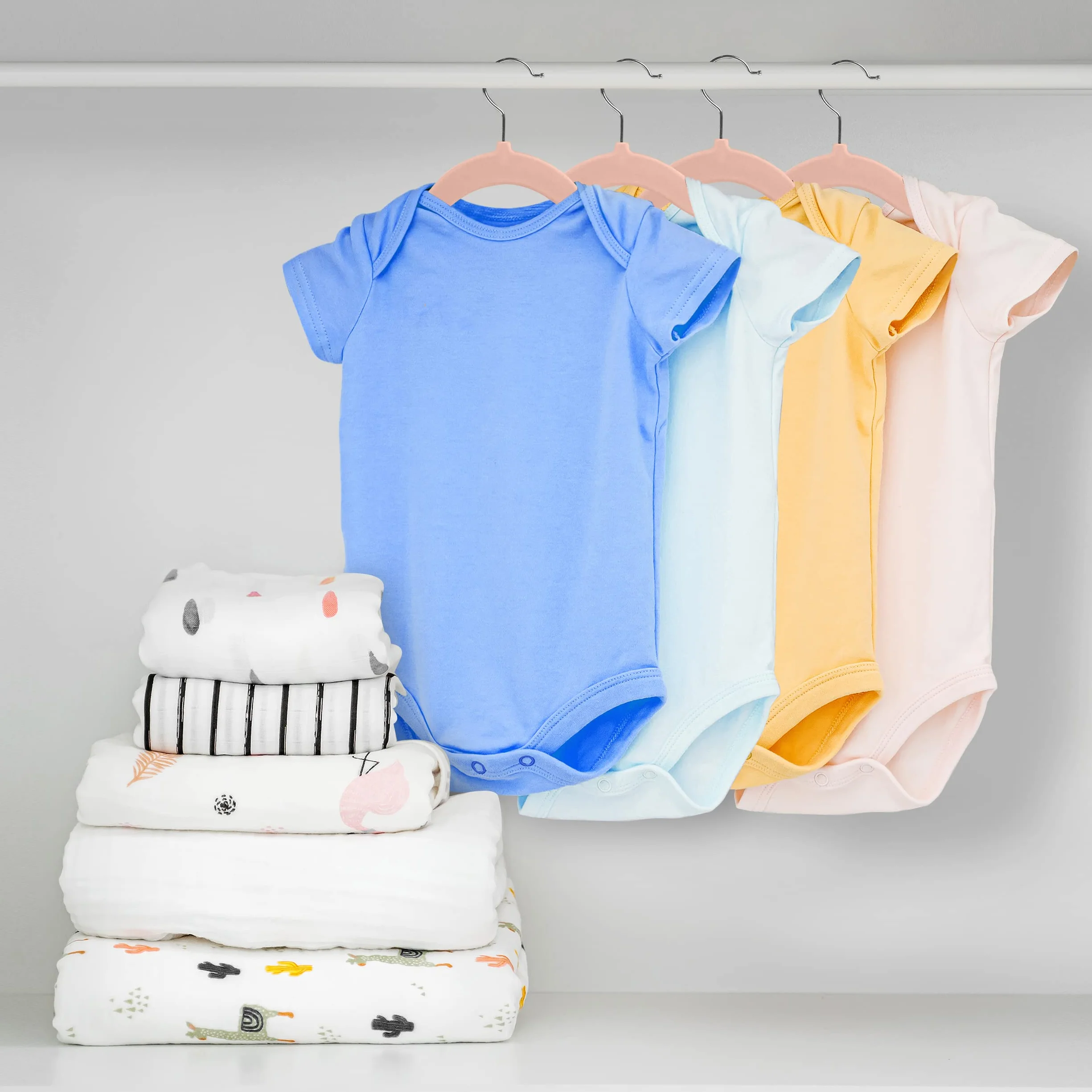 Utopia Home Dziecięce wieszaki na ubrania Velvet, wytrzymały wieszak na ubrania dla niemowląt, idealny dla malucha, antypoślizgowy, do codziennego użytku (Różowy, Zestaw 50)