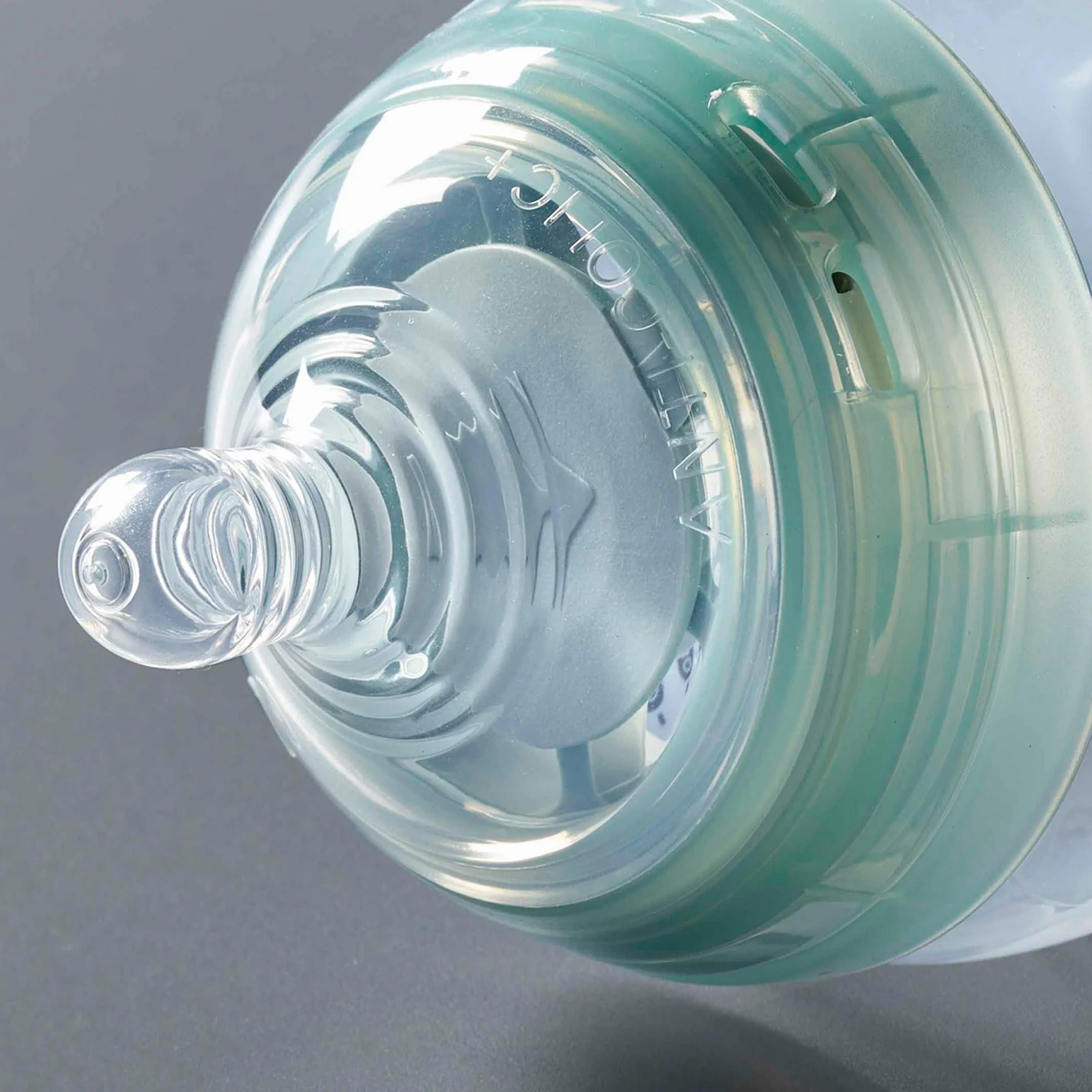 Tommee Tippee Zaawansowany antykoliczny odkurzacz do picia, naturalny kształt, miękki silikon, szybki przepływ mleka, 6+ miesięcy, zestaw 2 szt. (kolor i wzór mogą się różnić)