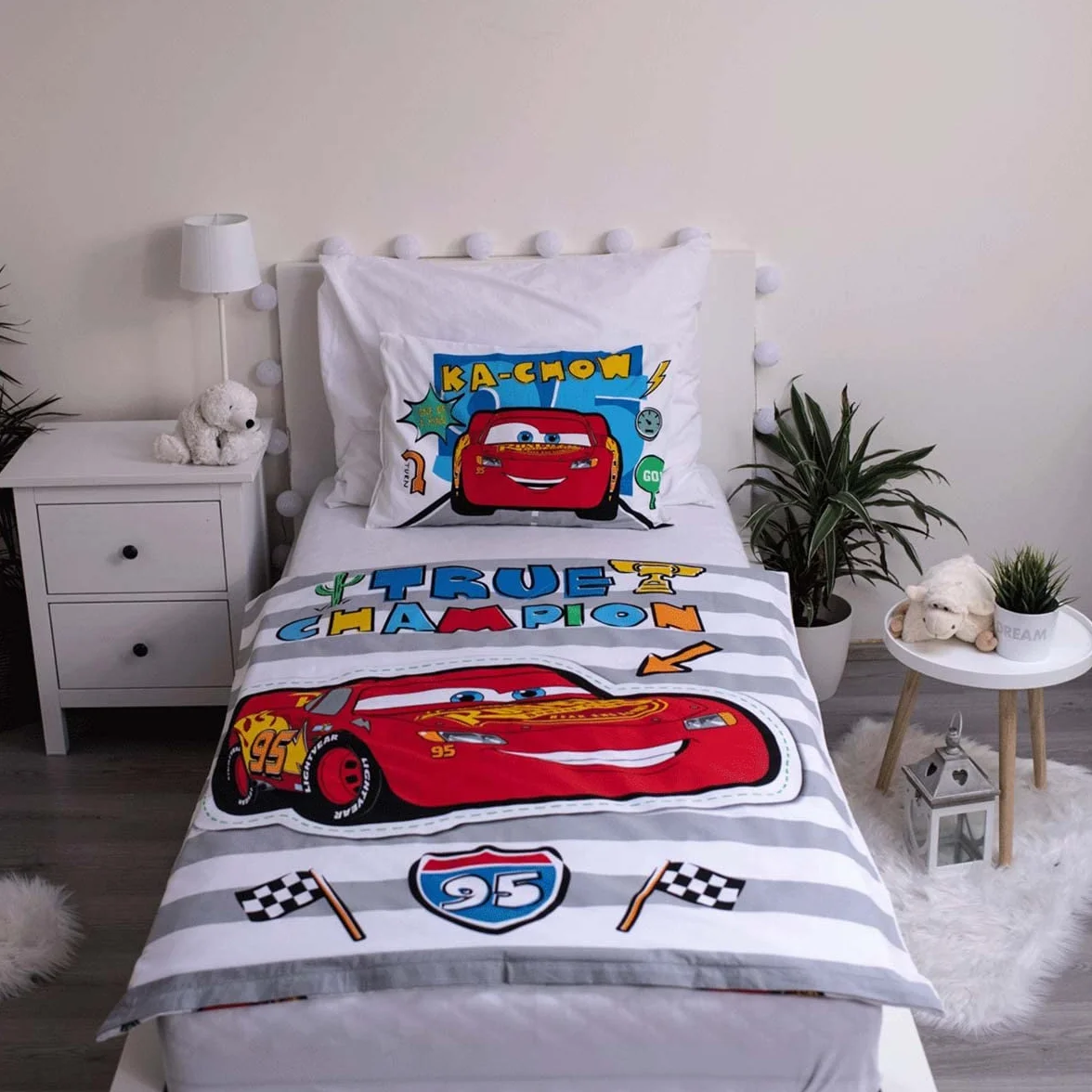Disney Cars łóżeczko dziecięce zestaw pościeli i poduszek | zestawy pościeli dla chłopców dla małych dzieci | z kultowym rozświetlaniem McQueen
