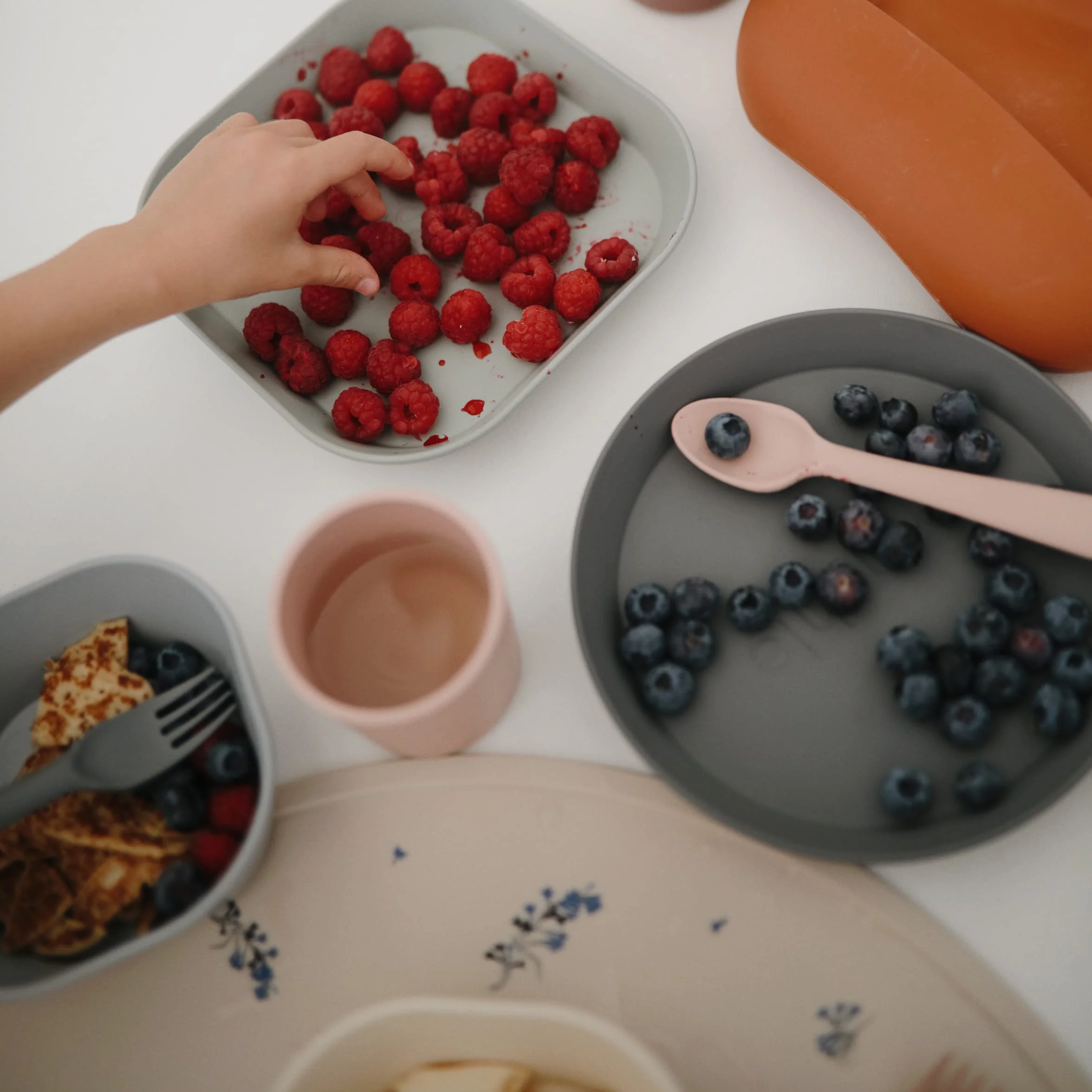 Mushie Zestaw 2 okrągłych talerzy | Bez BPA | Akcesoria przeciwpoślizgowe dla niemowląt, chłopców i dziewcząt | Odporny na zmywarkę i kuchenkę mikrofalową | Wyprodukowano w Danii | Smoke