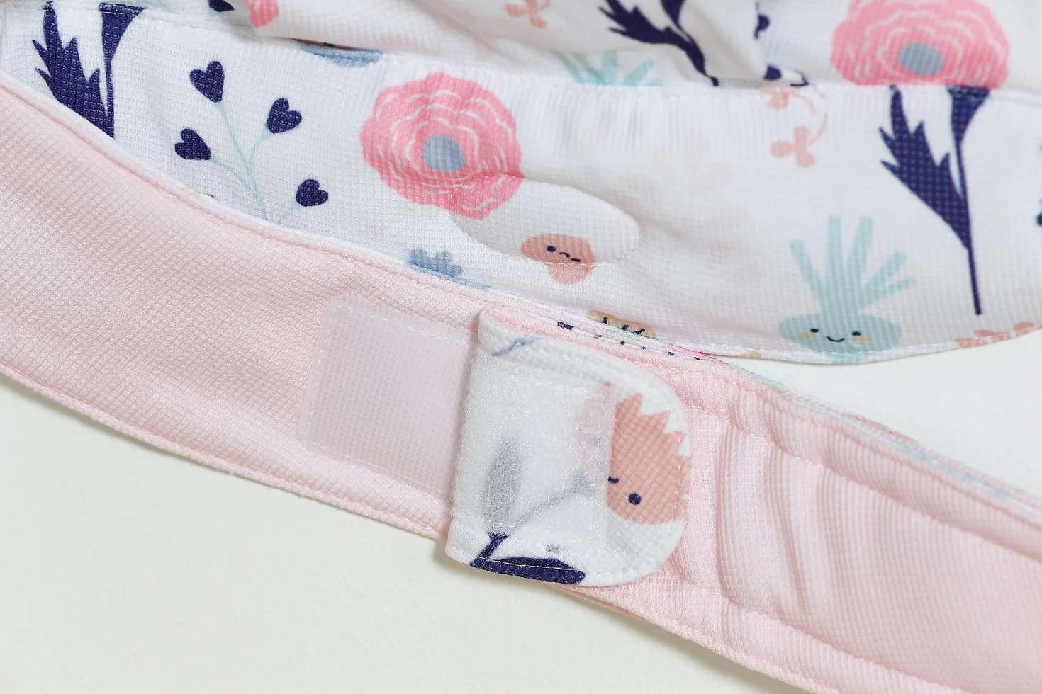 BABY born Nosidełko dla niemowląt, nosidełko dla lalek dla dzieci z 2 kierunkami widzenia i regulowanym paskiem w kolorze różowym z detalami kwiatowymi, nadaje się do lalek o długości 36 i 43 cm