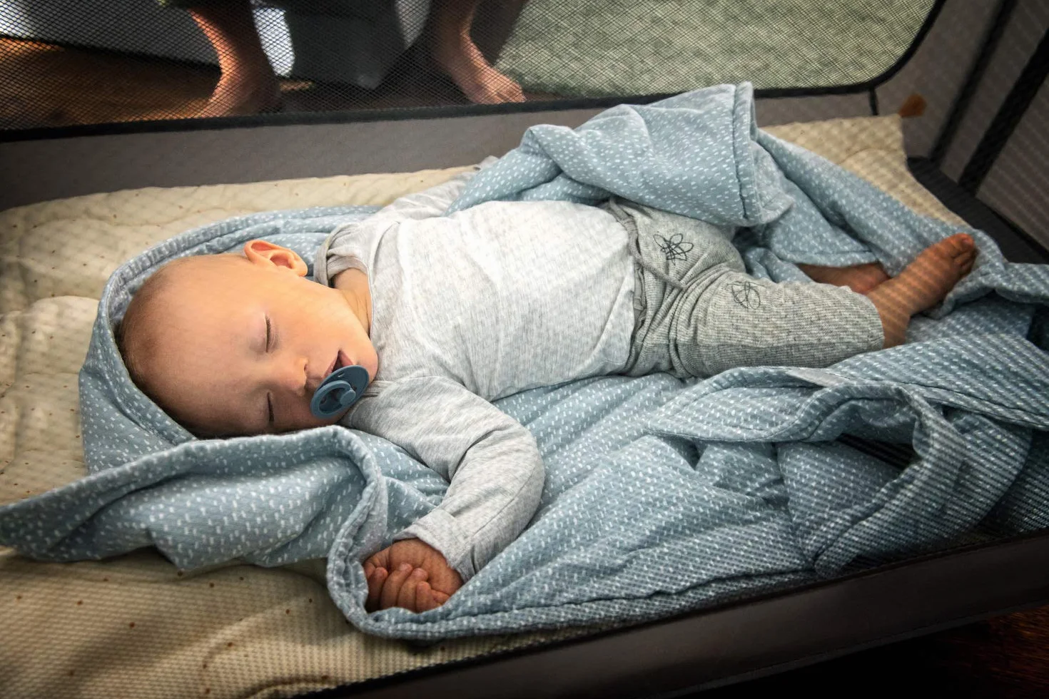 Hauck Zestaw łóżeczek Sleep N Play Center dla niemowląt i małych dzieci od urodzenia do 15 kg, 120 x 60 cm, stolik przewijany, drugi poziom, kółka, klapa boczna, składany, torba