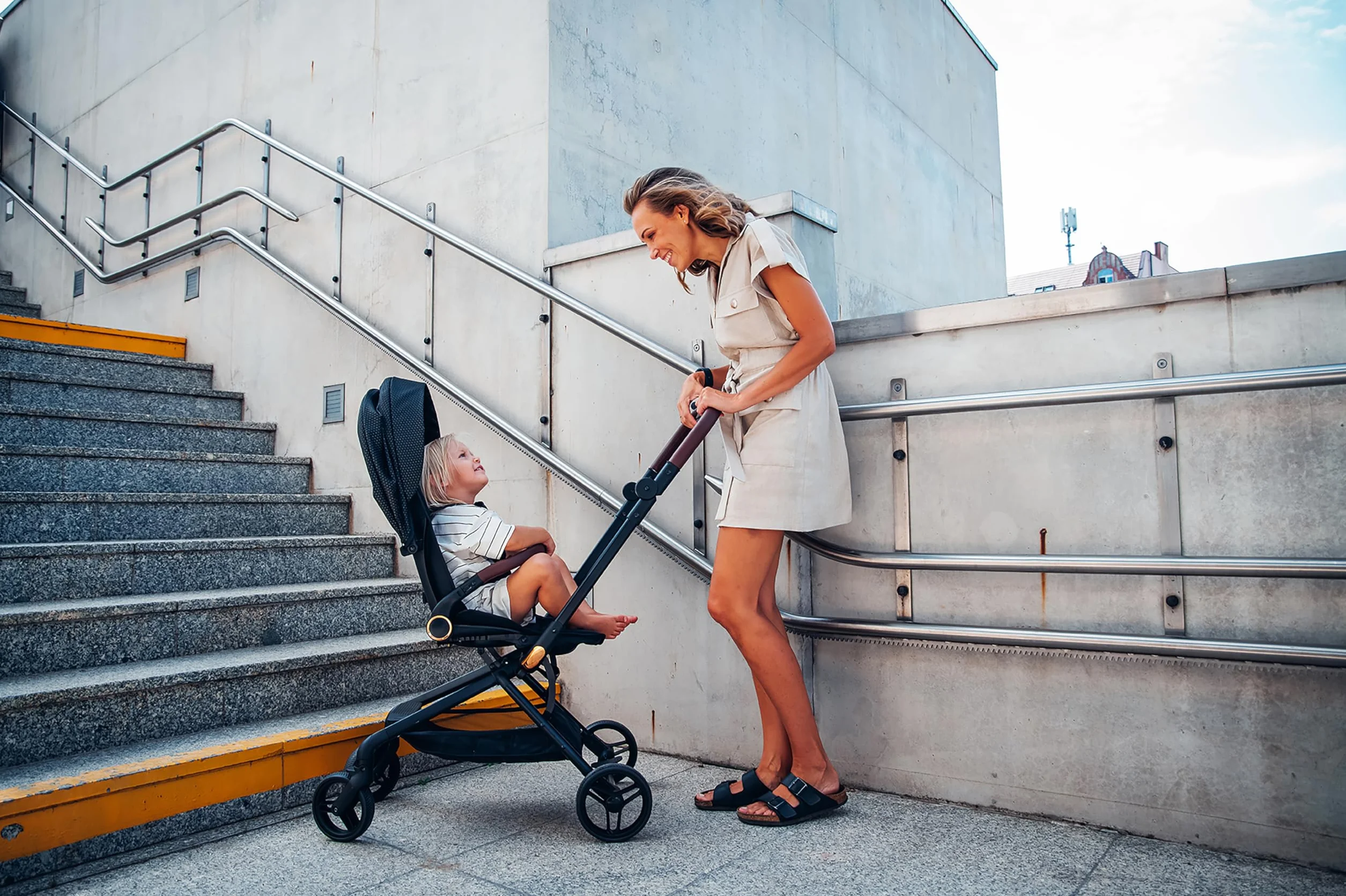 MoMi ADELLE wózek dziecięcy od 6 miesięcy (do 22 kg), składany wózek dziecięcy z siedziskiem 360° i 5-punktową uprzężą bezpieczeństwa, kosz na zakupy i uchwyt do noszenia po złożeniu