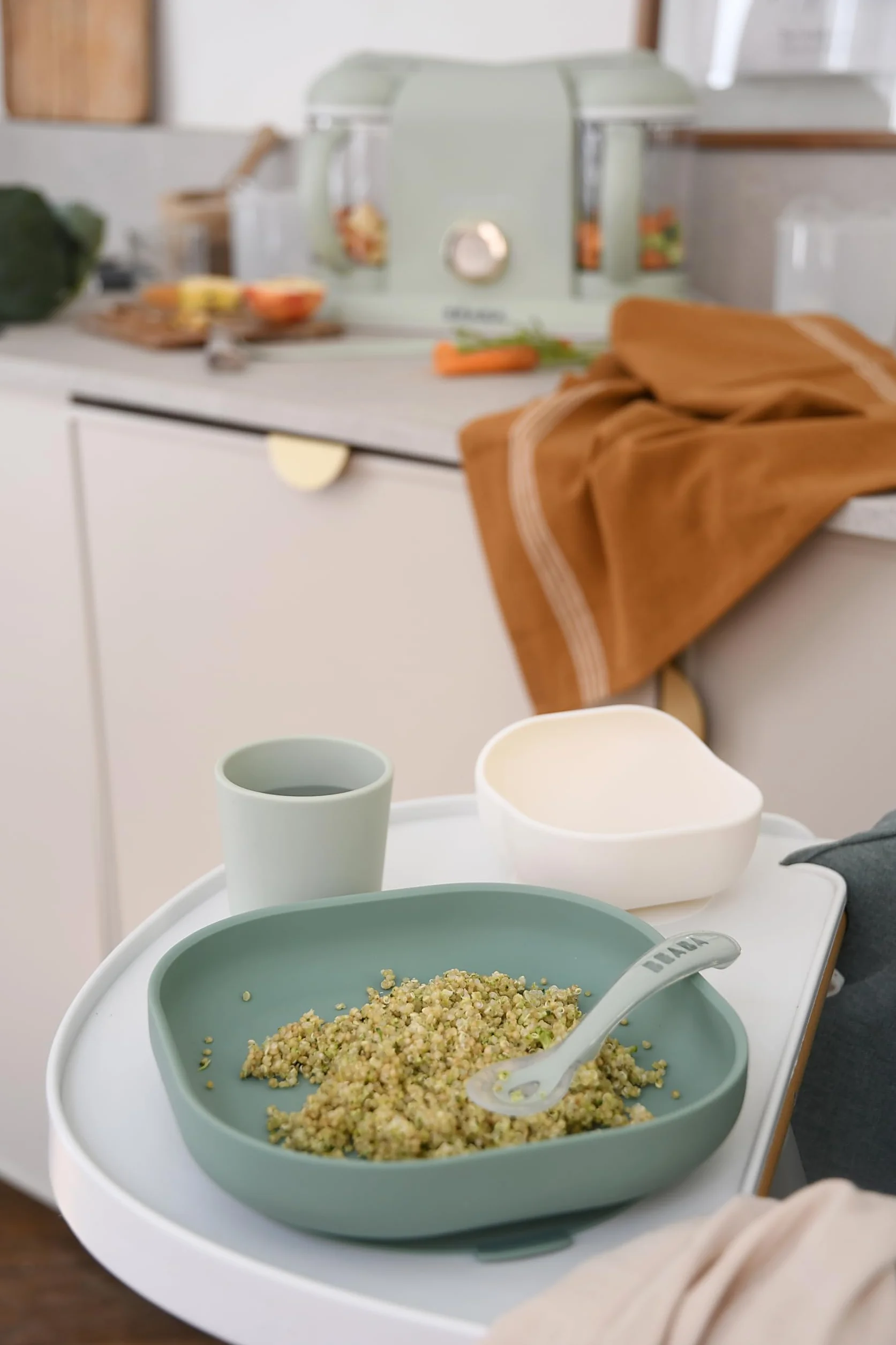 BÉABA, silikonowy zestaw naczyń dla niemowląt, z przyssawką, antypoślizgowy, 4 sztuki, talerz + miska + szklanka + łyżka, zdrowy i trwały silikon, nadaje się do mycia w zmywarce, mikrofalówki