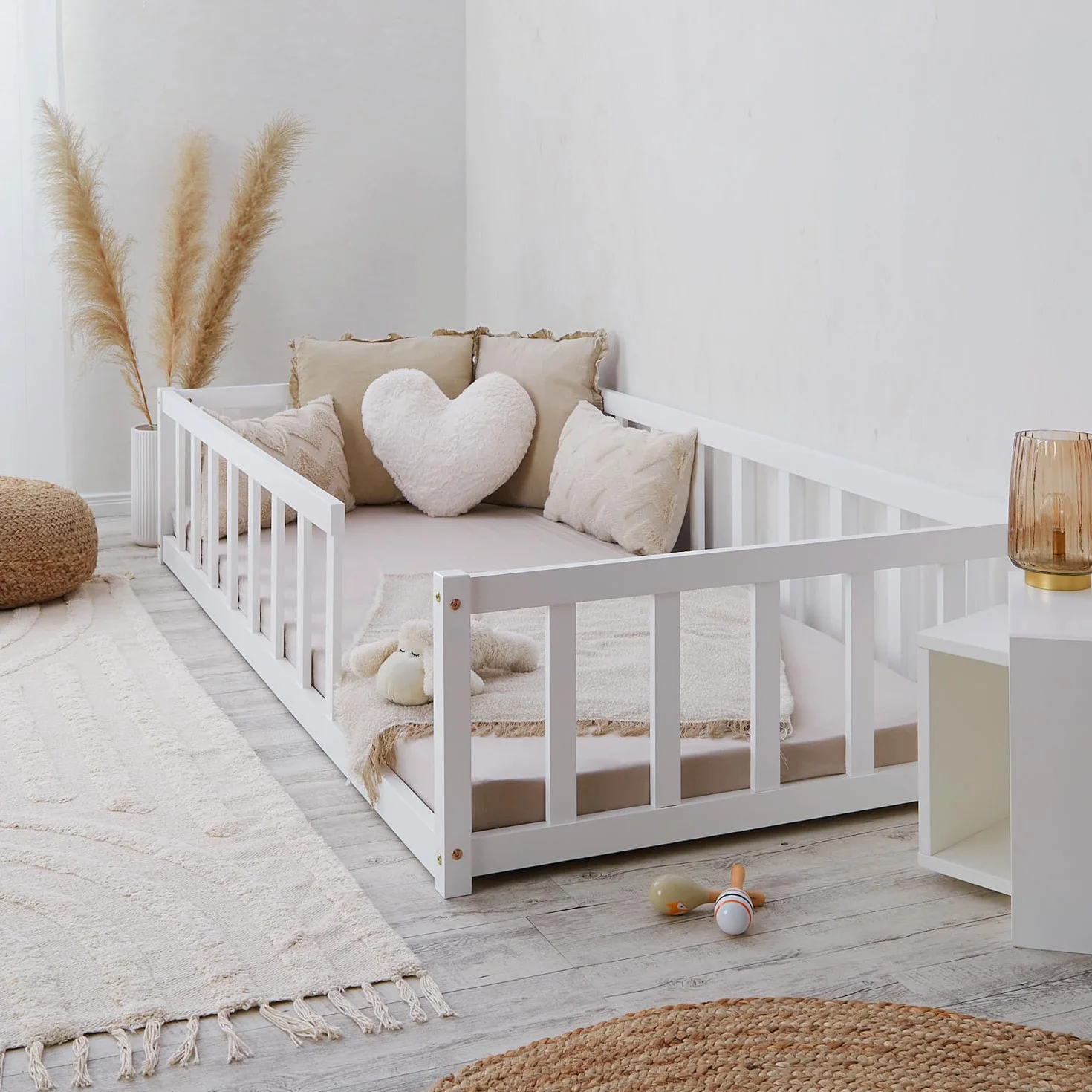 Homestyle4u 2523 - Łóżko dziecięce - z ochroną przed upadkiem - 90 x 200 cm - Łóżko podłogowe Montessori - Stelaż listwowy - Biały