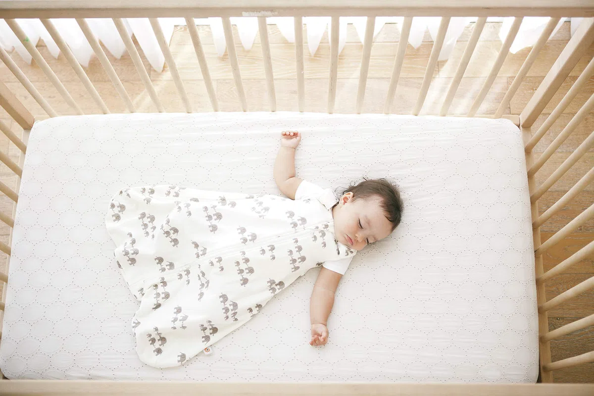 Ergobaby Regulowany Śpiworek Dziecięcy TOG 0,5 z Otworem na Pasek i Dwukierunkowym Zamkiem Błyskawicznym, Dzieci 0–6 Miesięcy, na Lato, Wzór w Słonie