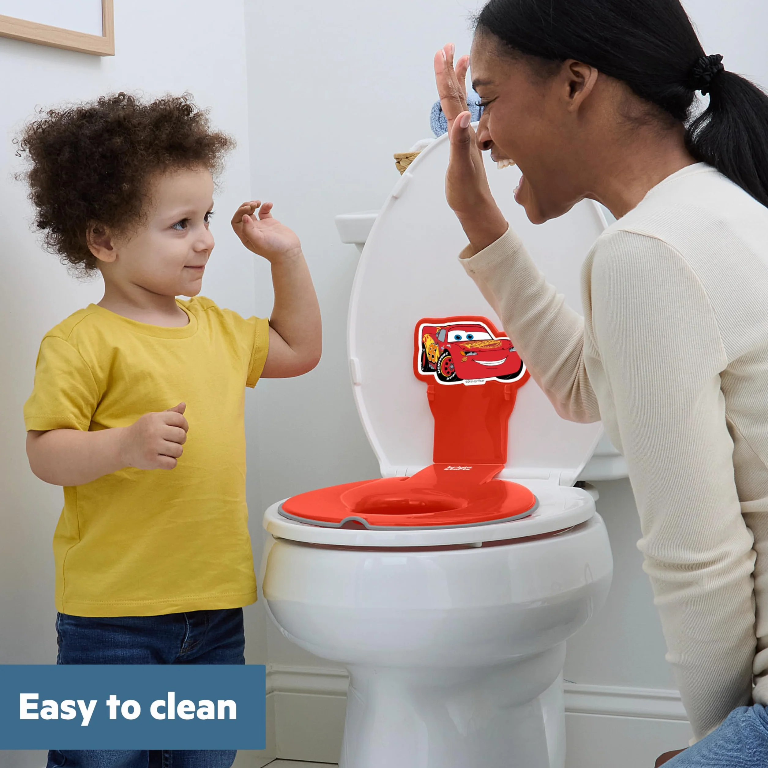 Bright Starts Disney Baby Cars Lightning McQueen Flip & Sit Potty, bezpiecznie mocuje się do toalety, oszczędzająca miejsce konstrukcja pasuje do większości toalet, łatwa do czyszczenia