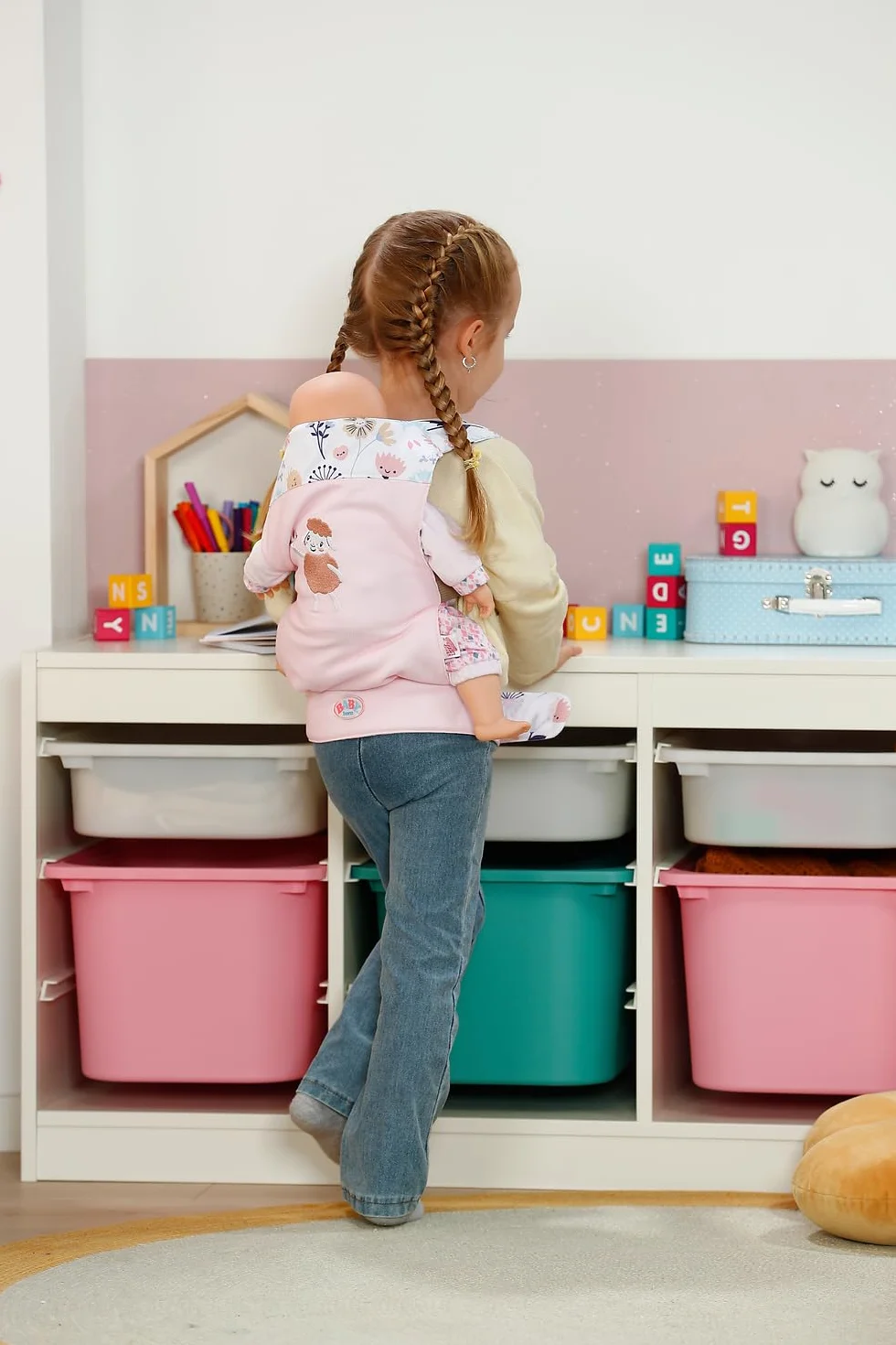 BABY born Nosidełko dla niemowląt, nosidełko dla lalek dla dzieci z 2 kierunkami widzenia i regulowanym paskiem w kolorze różowym z detalami kwiatowymi, nadaje się do lalek o długości 36 i 43 cm