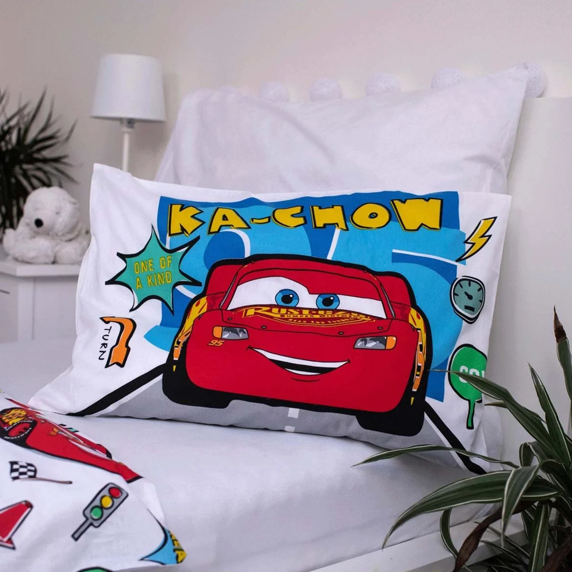 Disney Cars łóżeczko dziecięce zestaw pościeli i poduszek | zestawy pościeli dla chłopców dla małych dzieci | z kultowym rozświetlaniem McQueen