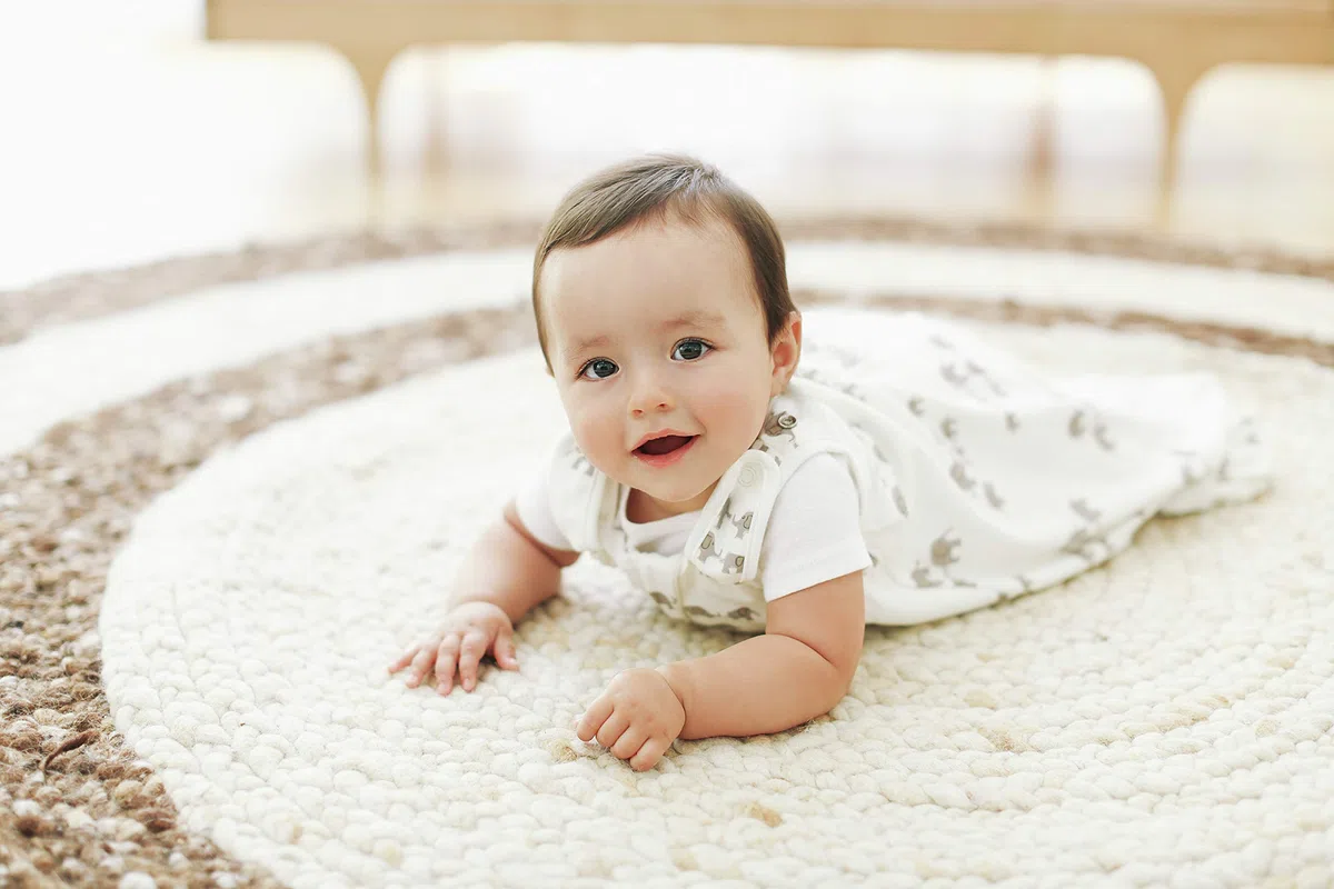 Ergobaby Regulowany Śpiworek Dziecięcy TOG 0,5 z Otworem na Pasek i Dwukierunkowym Zamkiem Błyskawicznym, Dzieci 0–6 Miesięcy, na Lato, Wzór w Słonie
