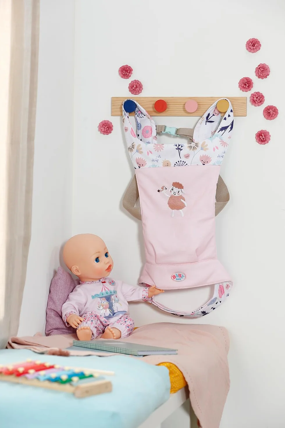 BABY born Nosidełko dla niemowląt, nosidełko dla lalek dla dzieci z 2 kierunkami widzenia i regulowanym paskiem w kolorze różowym z detalami kwiatowymi, nadaje się do lalek o długości 36 i 43 cm