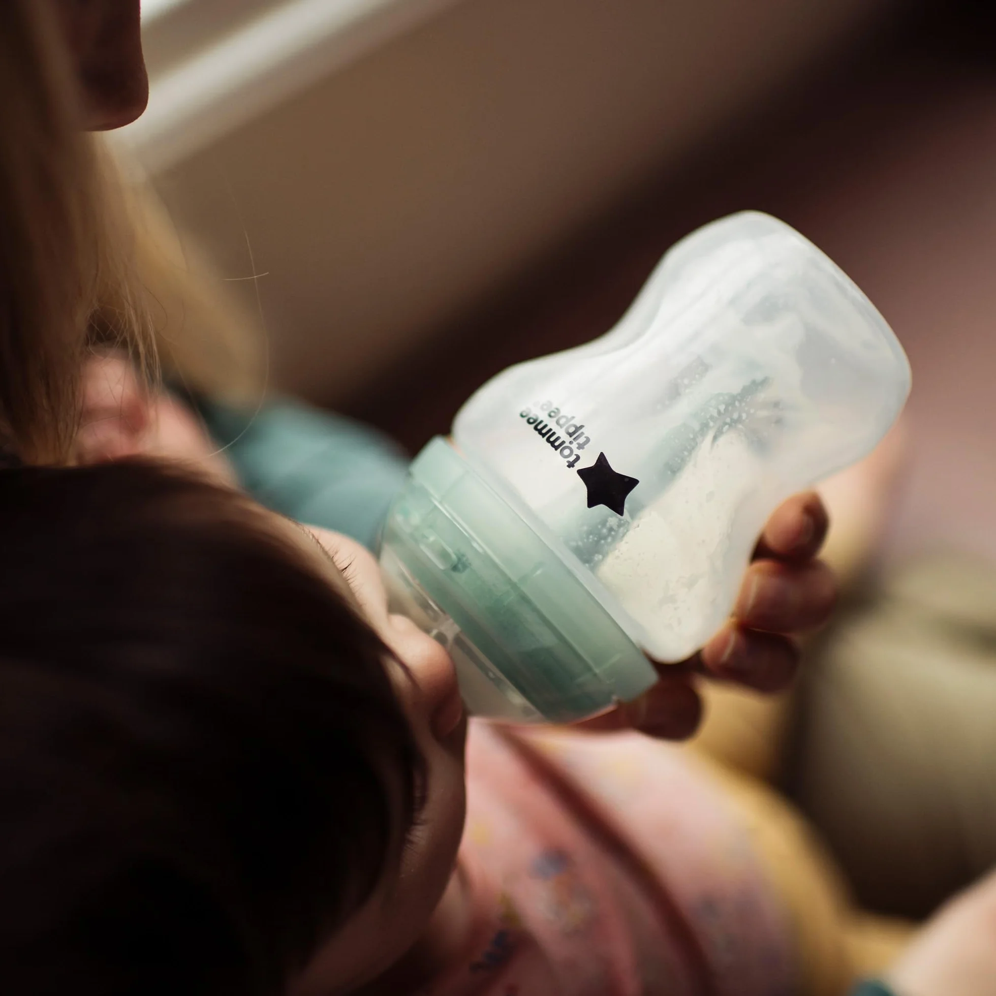 Tommee Tippee Zaawansowany antykoliczny odkurzacz do picia, naturalny kształt, miękki silikon, szybki przepływ mleka, 6+ miesięcy, zestaw 2 szt. (kolor i wzór mogą się różnić)