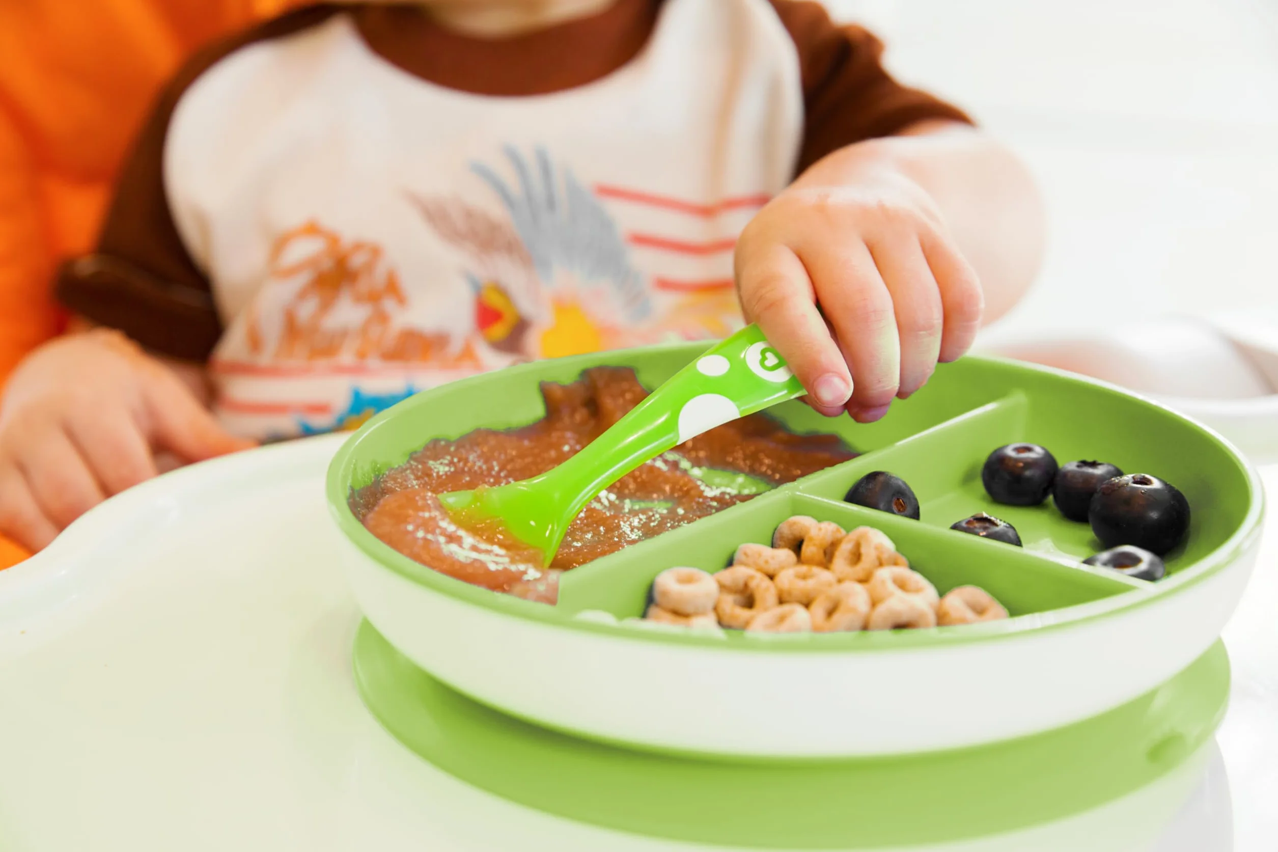 Munchkin Stay Put Divided Plates | Zestaw podzielonych talerzy dla niemowląt z przegrodami | Płyta do ssania 6+m | Bez BPA | 2 sztuki | Niebieski