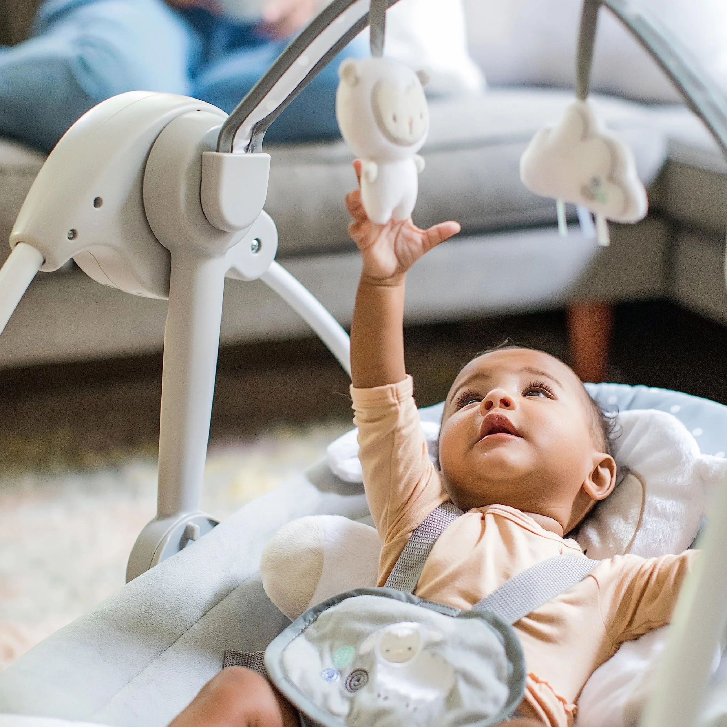 Ingenuity Przenośna huśtawka dla niemowląt Cuddle lamp z melodiami