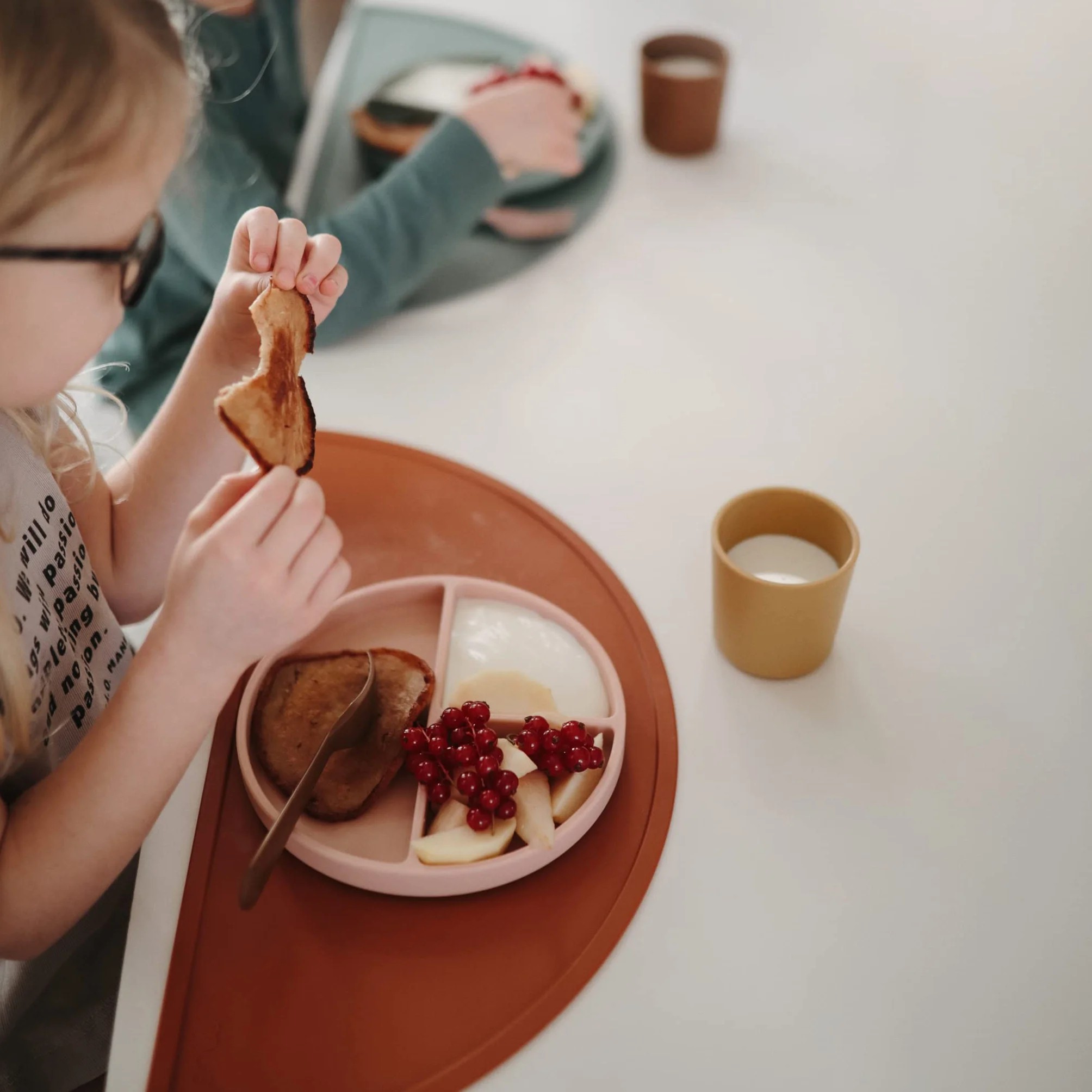 Mushie Silikonowy Talerz Podzielony z Przyssawką Antypoślizgową dla Niemowląt, Silikon Klasy Spożywczej, Nadaje się do Zmywarki i Kuchenki Mikrofalowej (Cloudy Mauve)