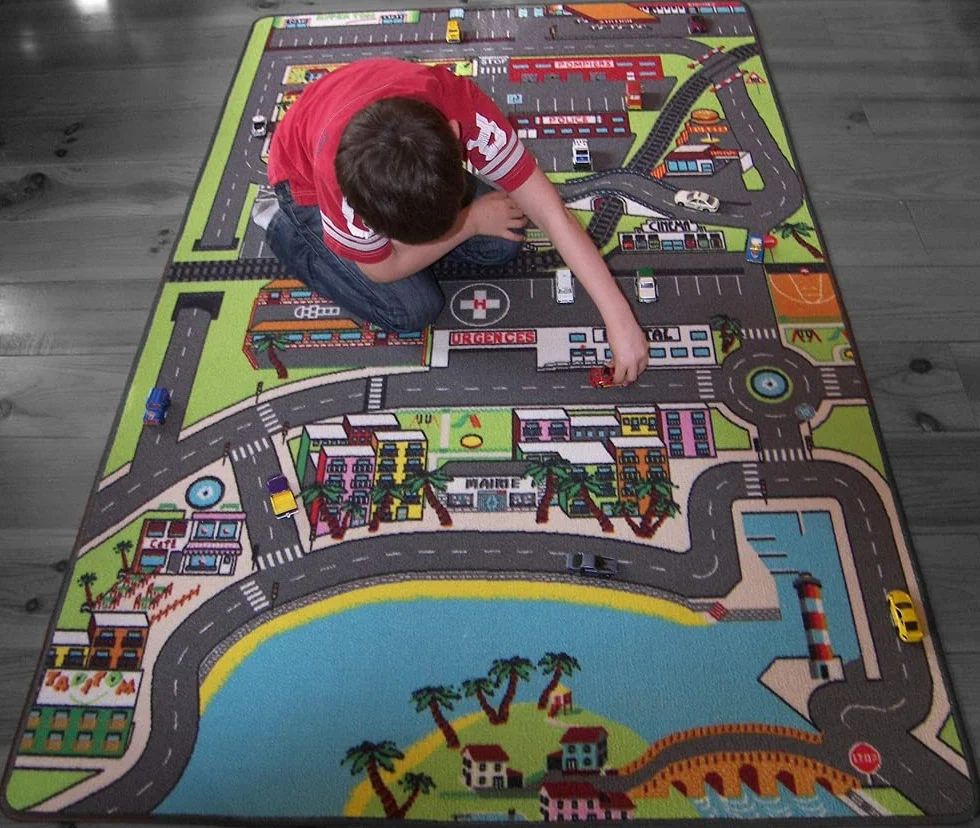 Dywanik samochodowy dla dzieci w mieście – 130 x 200 cm | mata do zabawy z ulicami | mata podłogowa do pokoju dziecięcego | antypoślizgowa, obszyta | norma CE